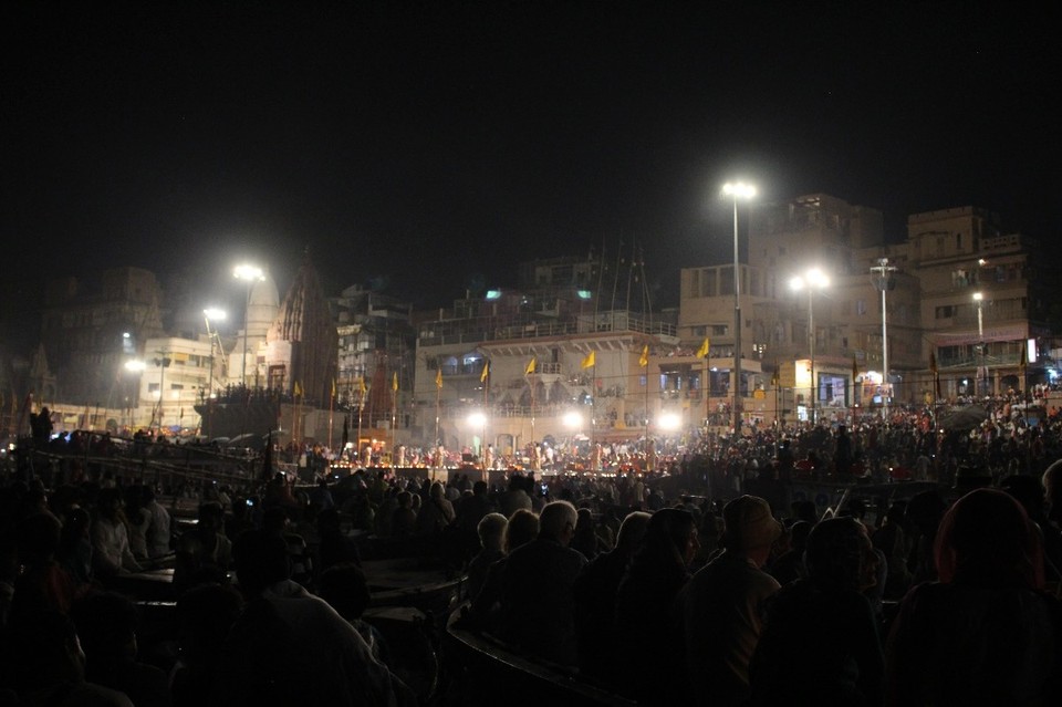 Indien - Varanasi - Prayer at night, wir sitzen in einem Boot auf dem Ganges und beobachten