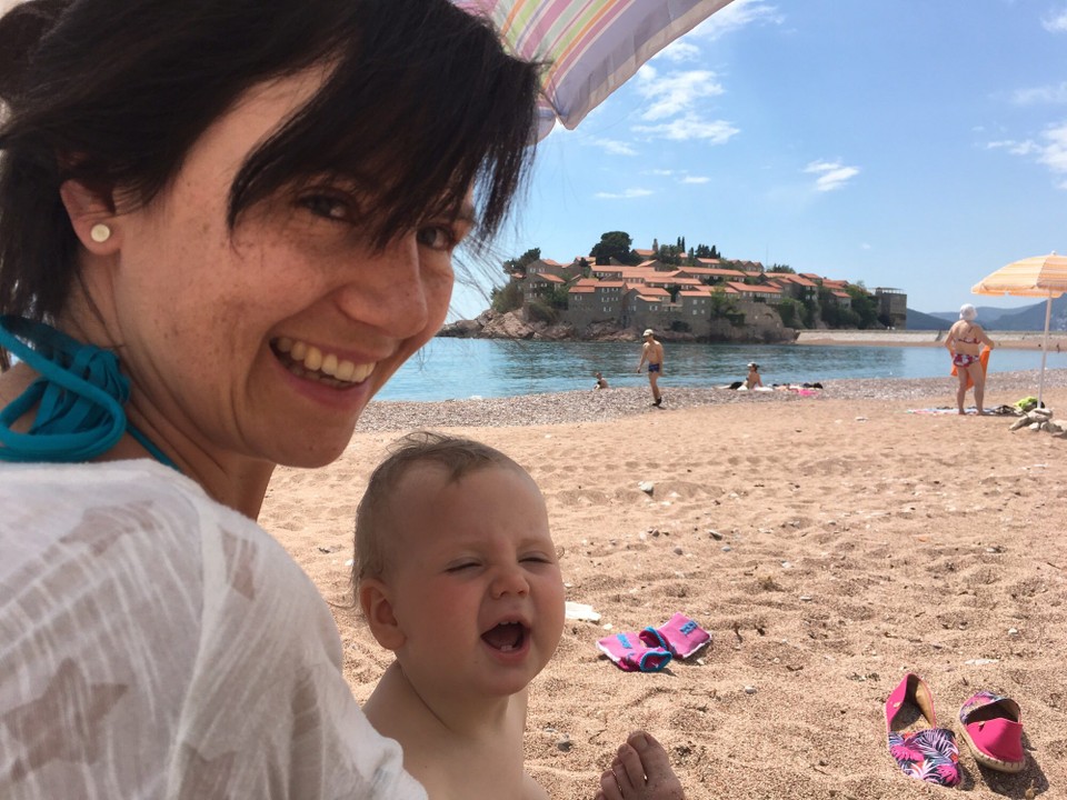Montenegro - Sveti Stefan - Der Strand mit Blick auf Sveti Stefan - das Dorf ist nun ein Luxushotel