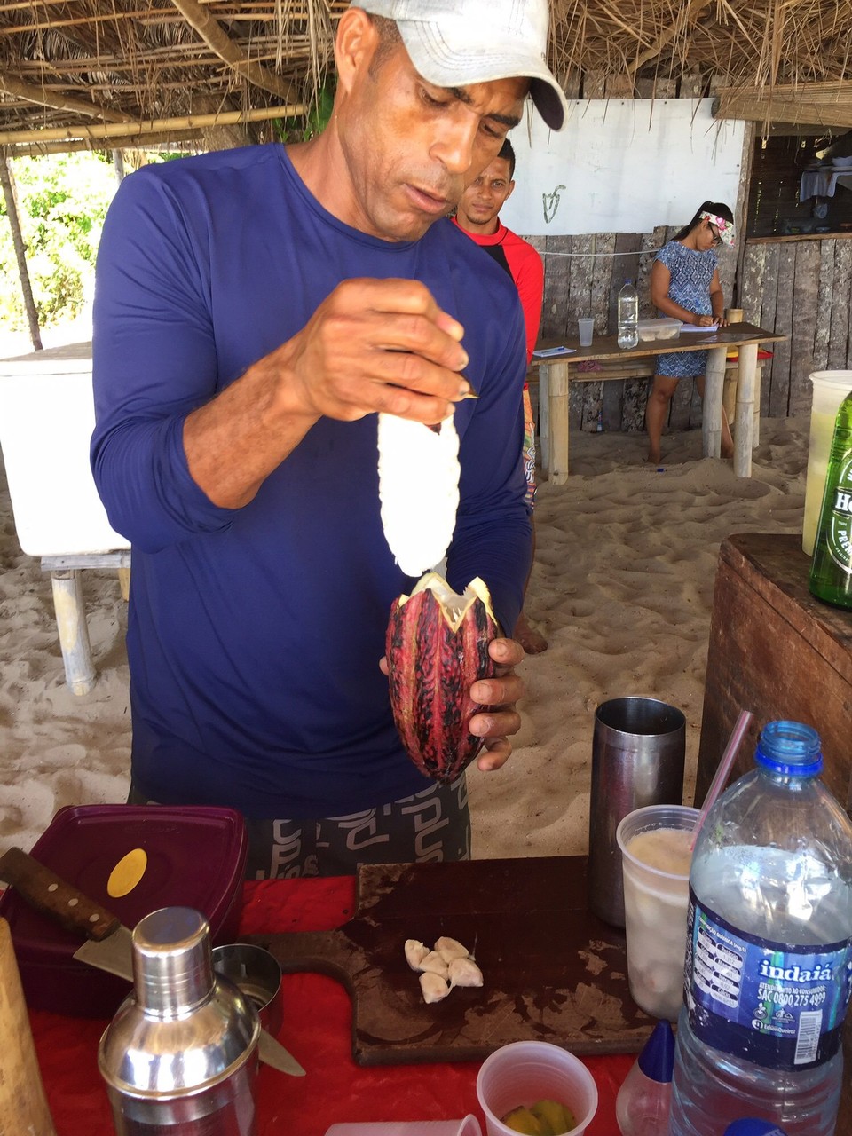 Brasilien - Cairu - Cocktail aus frischer Kakaofrucht mit Rum