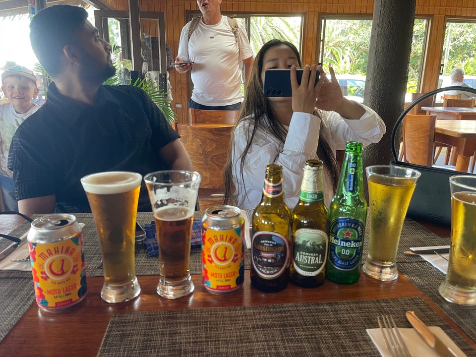 Chile - Osterinsel - Crew auf ein paar Bierchen