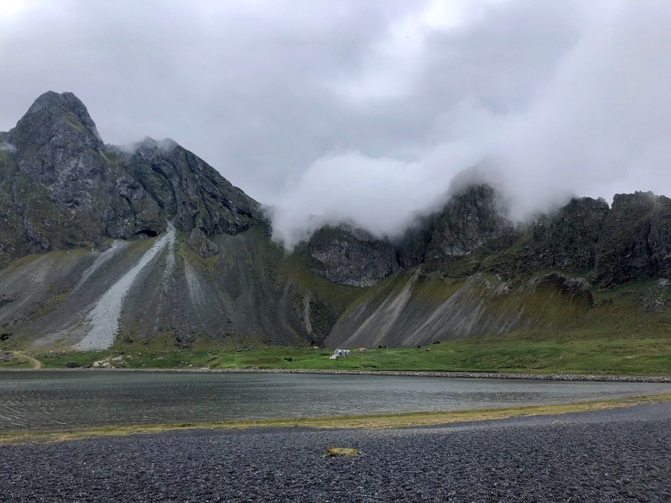 Island - Sveitarfélagið Hornafjörður - Um das ganze Eystrahorn fotografieren zu können, braucht es eine gewisse Distanz... Also spazieren wir den schwarzen Strand entlang...
