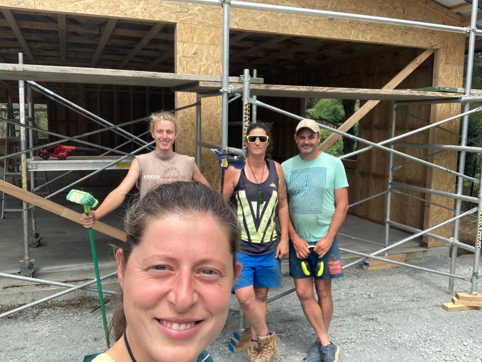 Neuseeland - Brightwater - Fertig für dieses Jahr 🥳
Aron schwingt noch schnell den Besen, Bronny und Jimmy 