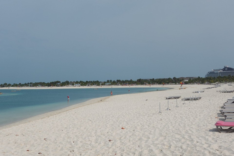 Bahamas - Ocean Cay – MSC Marine Reserve - eise Strand Richtung Scheff