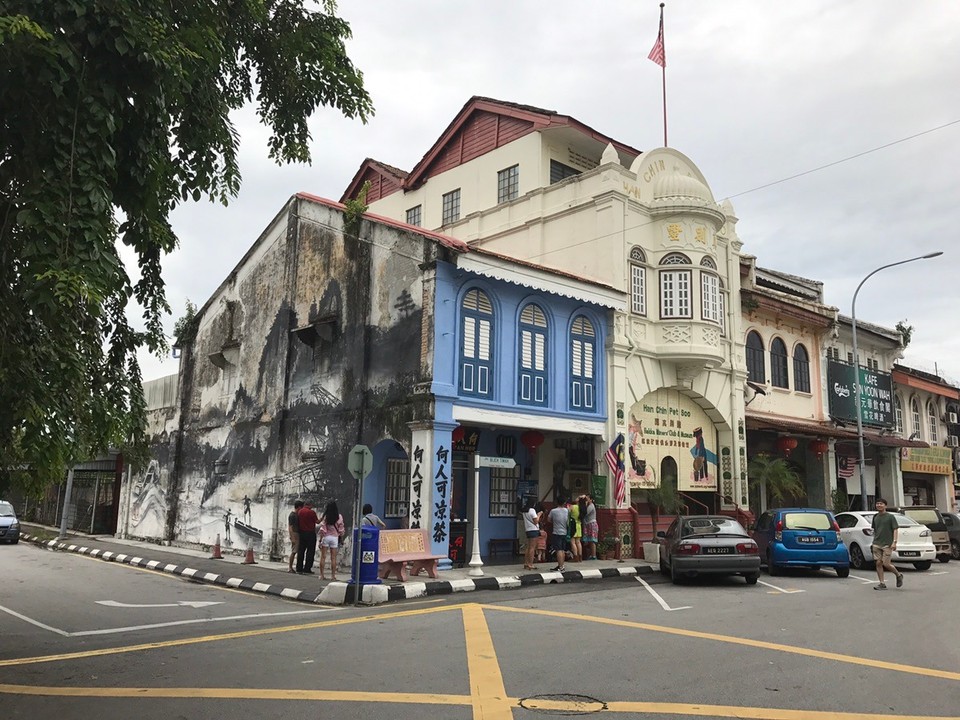 Malaysia - Ipoh - Riesige Wandmalereine gepaart mit Alten Kolonialbauten 