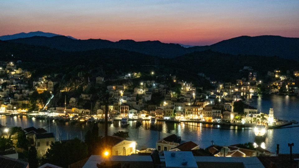 Griechenland - Symi - Nicht im Bild: die Drohne der griechischen Steuerverwaltu g zur Ermittlung der Auslastung der Bars.