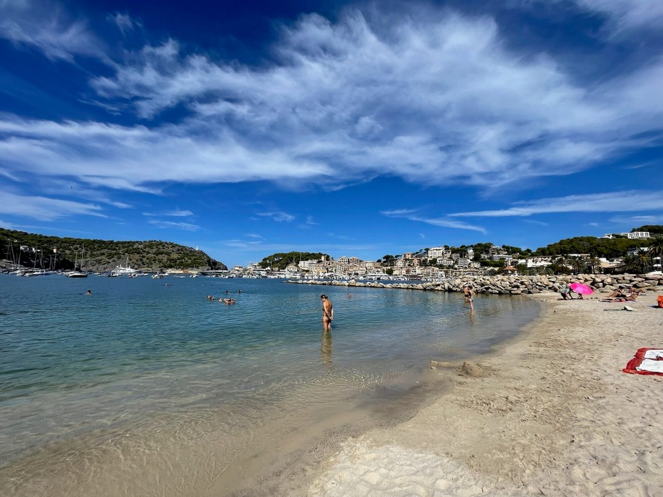 Spanien - Sóller - sind wieder nach Port Soller an den Strand gefahren. Auch in der Hoffnung, dass Elias hier mal wieder baden möchte. Aber auch das hat nicht geklappt. Wir hatten aber trotzdem unseren Spaß.