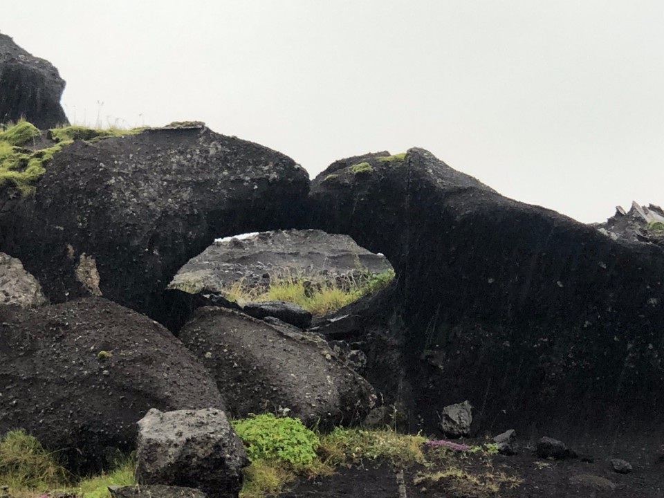 Island - Mýrdalshreppur - Und diese Löcher im Gestein sieht man auch immer wieder…