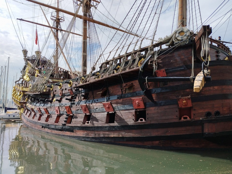 Italien - Genua - 63 m lang, 16 m breit und 1.500 Tonnen. Im Film mit voller Besegelung zu sehen. Maximalle  Geschwindigkeit 5 Knoten = 9km/h