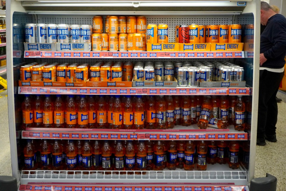 Vereinigtes Königreich - Glasgow - IRN BRU hend mer sooo hüfig gseh also hend mer denkt das isch wahrschinli in Schottland wie s'Rivella i de Schwiz (was es au isch) - das muess mer ja gern ha und hend denne grad 4l gchauft. Es hed sich usegstellt dass es alles anderi als fein isch weshalb mer denn alles verschenkt hend😂