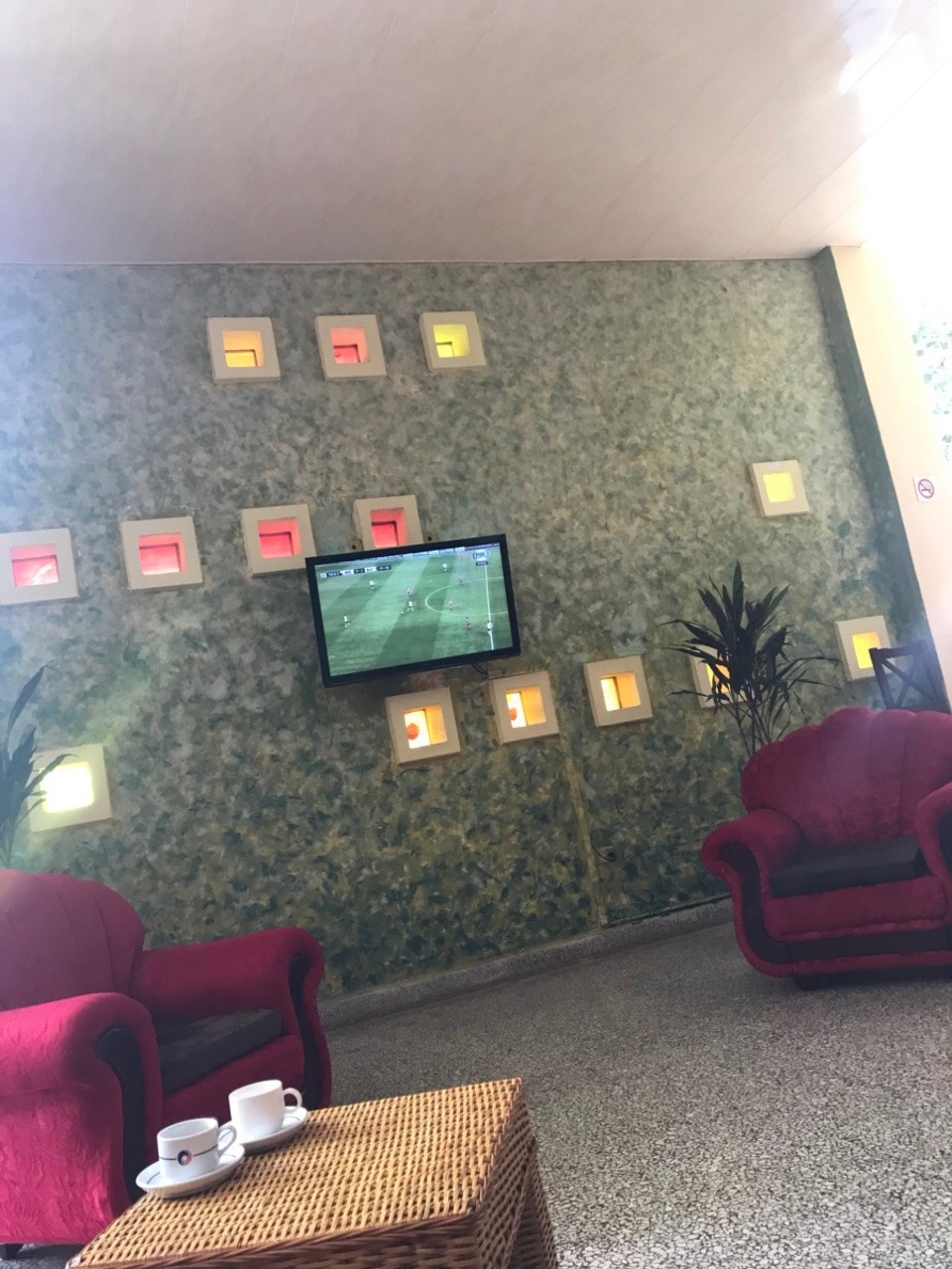 Kuba -  - Fußball in der Hotellobby