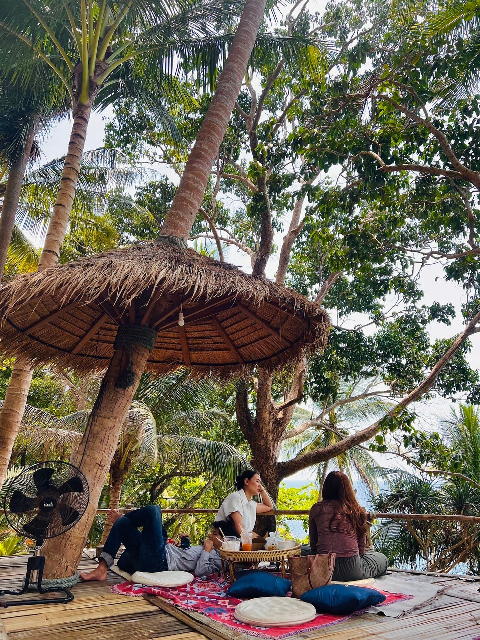 Thailand - Karon - Im Café „A Blanket an a Pillow“ 🛏️