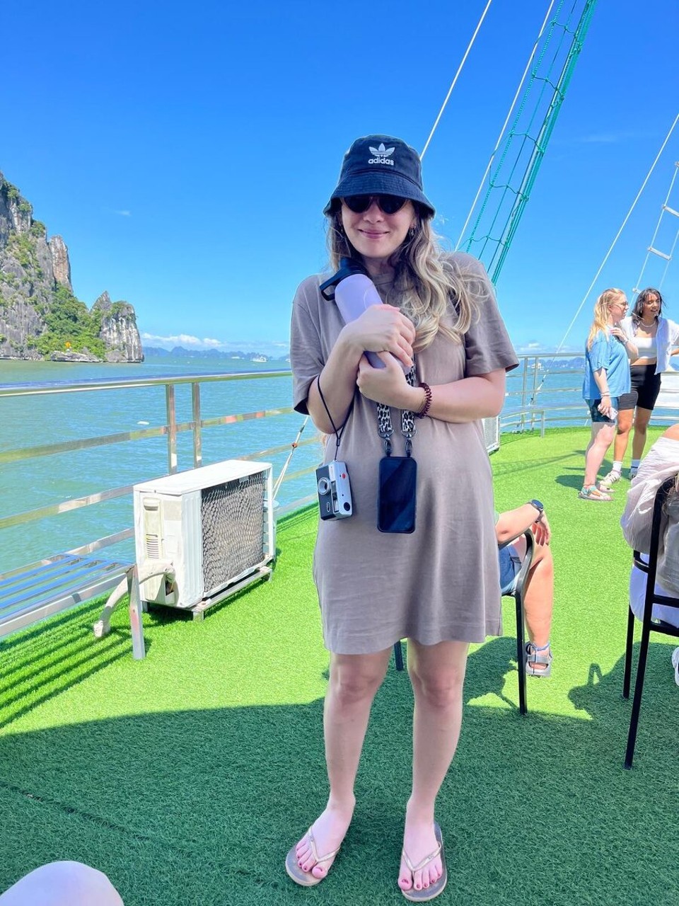 Vietnam - Hạ Long - Touristenmodus an für die anstehende ganztägige Botsfahrt