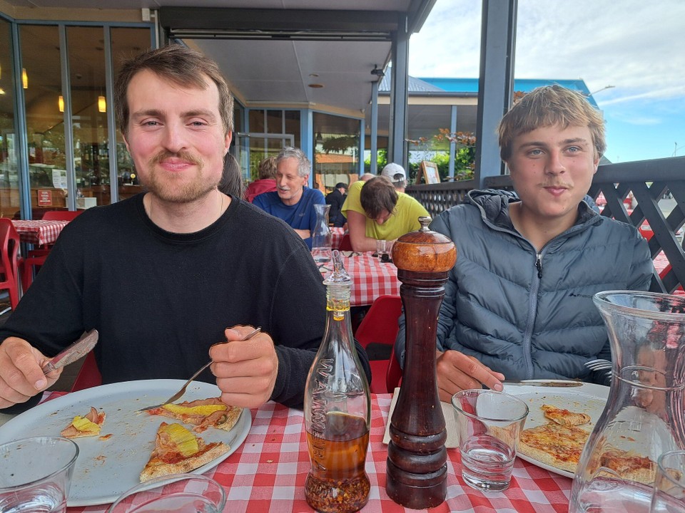 Neuseeland - Te Anau - Pizza essen mit Lennart und Tobi 