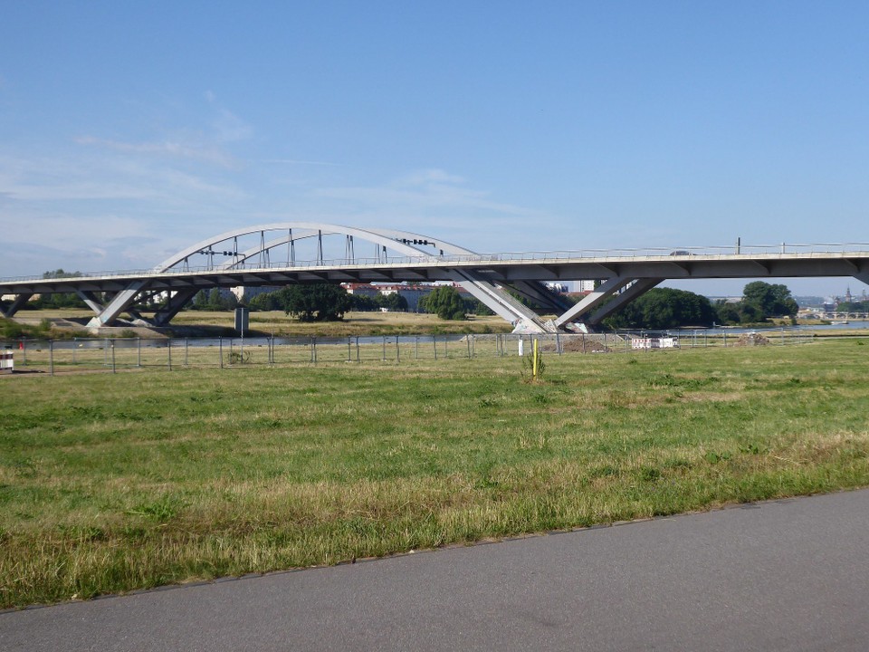 Deutschland - Bad Schandau - Ein fröhliches guten Morgen zur  
Walschlösschenbrücke, die für das ganze Drama wegen Dresden und Weltkulturerbe verantwortlich ist. Der Status wäre für die Stadt wirklich wichtig gewesen, aber irgendwie haben sie es verdaddelt. Man hätte wohl andere Lösungen finden können. Tunnel z.B.. Aber hübsch 