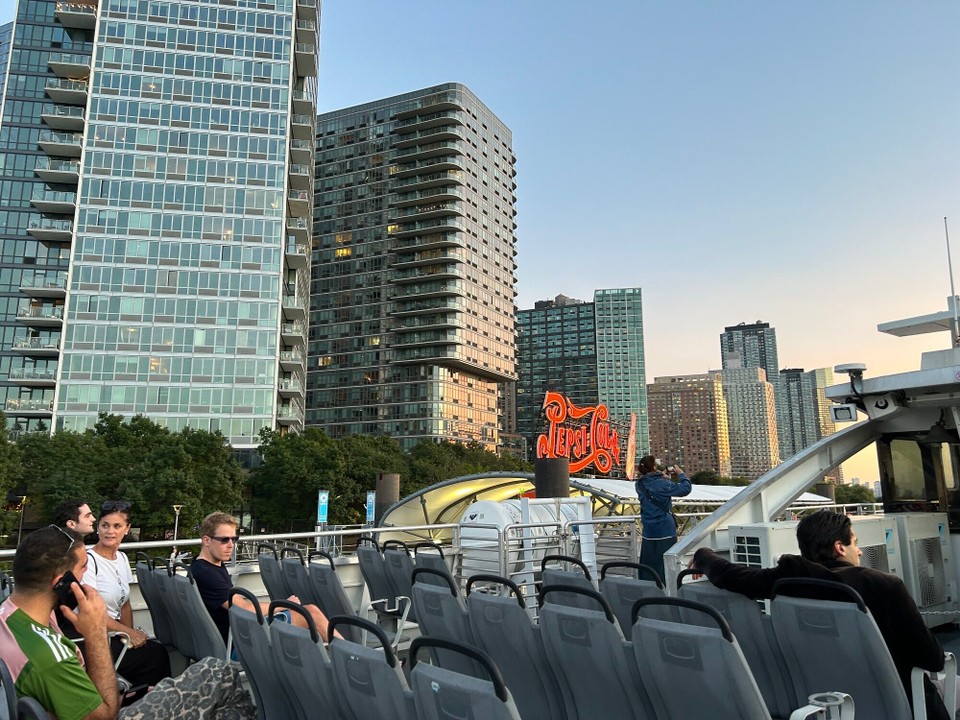 Vereinigte Staaten - New York - Mit der NYC Ferry für nur 4 Dollar von Uptown bis runter zum Anleger Wallstreet.