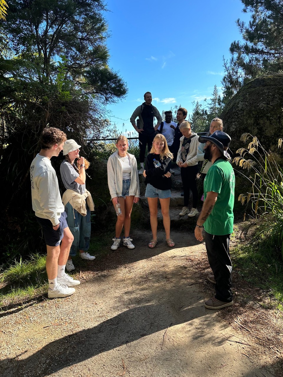 Neuseeland - Taupo - der war zwar kostenlos aber nicht umsonst, ein beeindruckender Regenwald mit vielen großen und alten alten Bäumen und unser Guide wusste noch einige stories dazu.