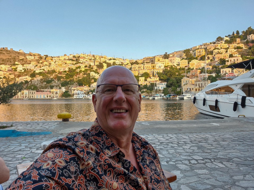 Griechenland - Symi - Detlef freut sich über den Hintergrund.