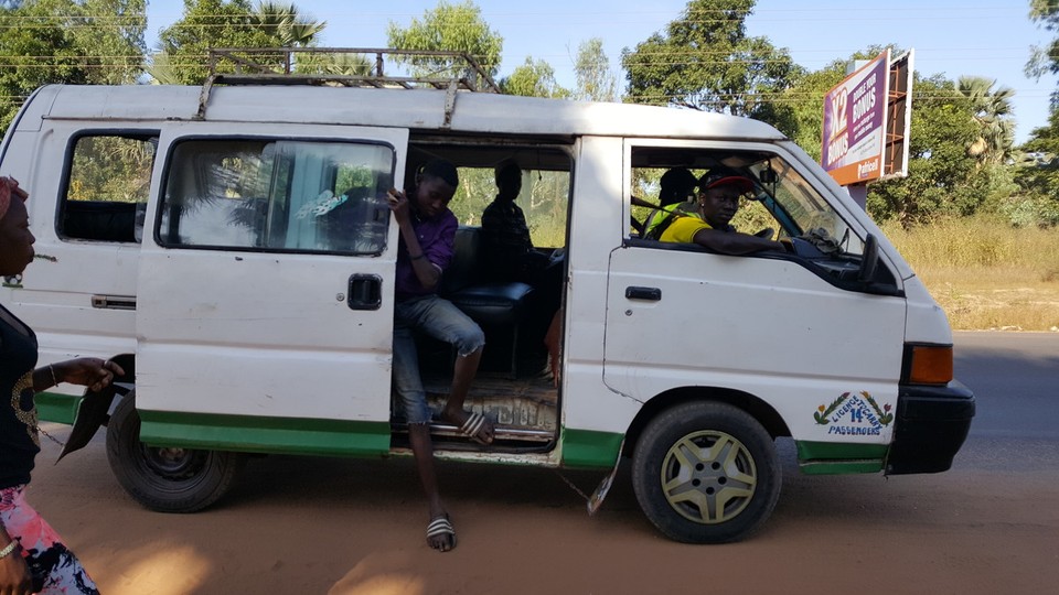 Gambia - Banjul - Heute sind wir nach Serekunda und danach weiter in die Hauptstadt nach Banjul gefahren.  Diese Sammeltaxis kenne ich doch von irgendwo her.....mhhhh...