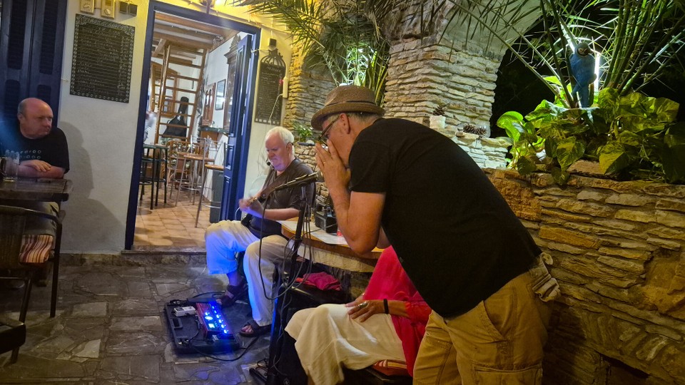 Griechenland - Symi - Als Rob spontan seine Mundharmonika auspackt, geht die Post ab.