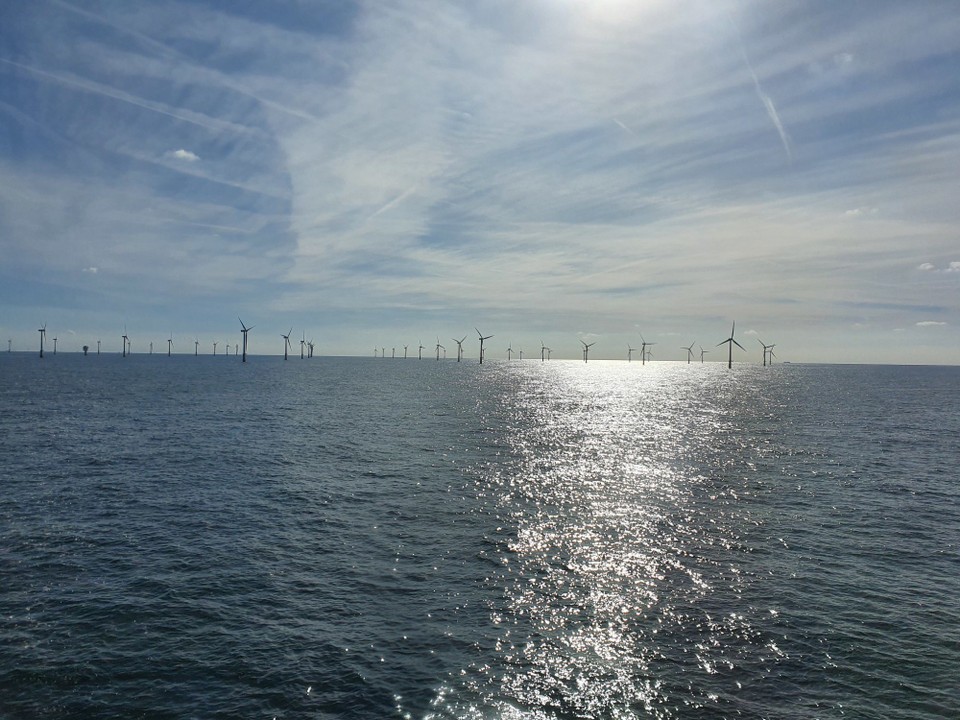 Niederlande - Amsterdam - Neben Erdöl liefert die Nordsee auch Strom.