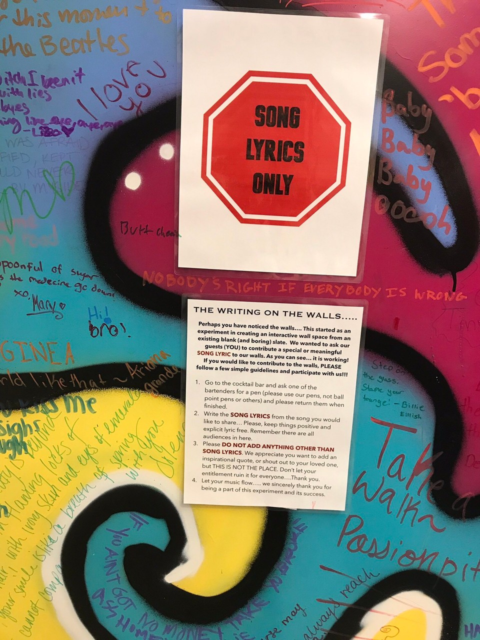 USA - Santa Cruz - Öffentliches WC in Santa Cruz! Hier ist es erlaubt an die Wände zu schreiben, aber nur Songtexte....