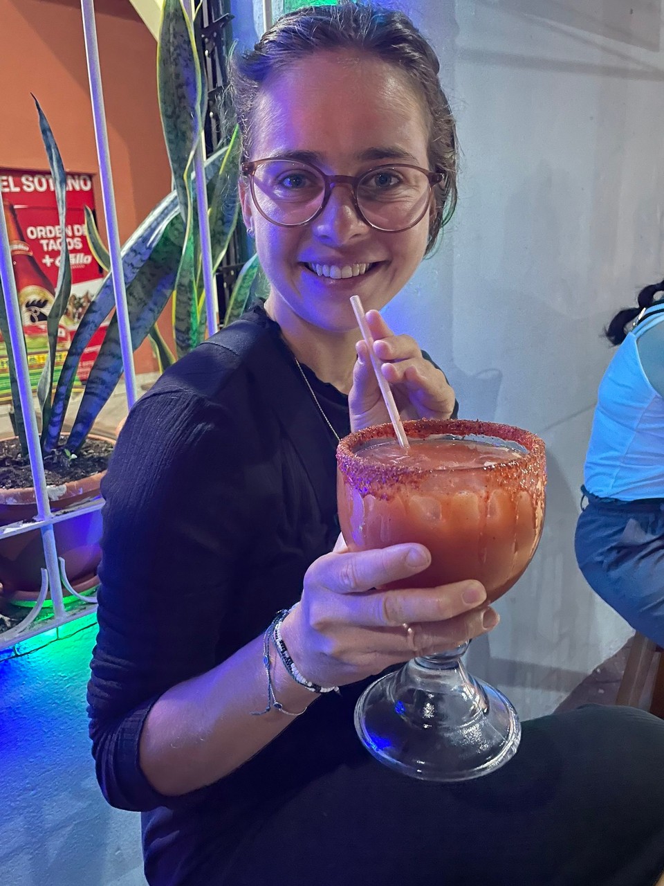Guatemala - San Benito - Michelada musste auch noch probiert werden 🍺 🍷 (Michelada ist eine Mischung, die zu einer Hälfte aus einem hellen oder dunklen Bier, und zur anderen Hälfte aus einem Mix aus Salz, Limettensaft, Tabasco- oder einer anderen Chilisauce, Soja-, Worcester- oder Clamato-Sauce besteht)