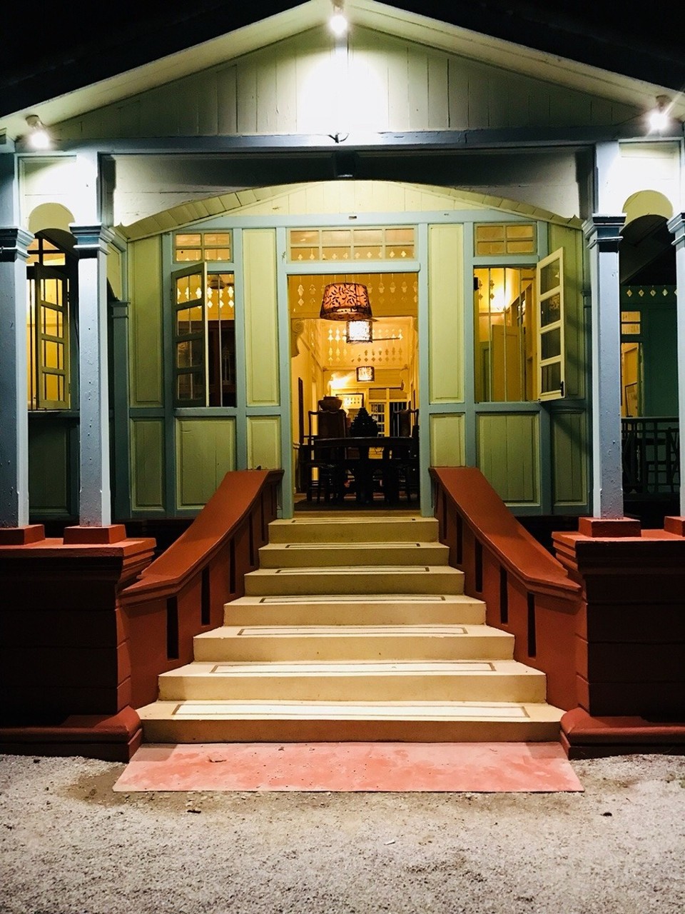 Malaysia - Kedawang - Entrance to Temple Tree, very colonial