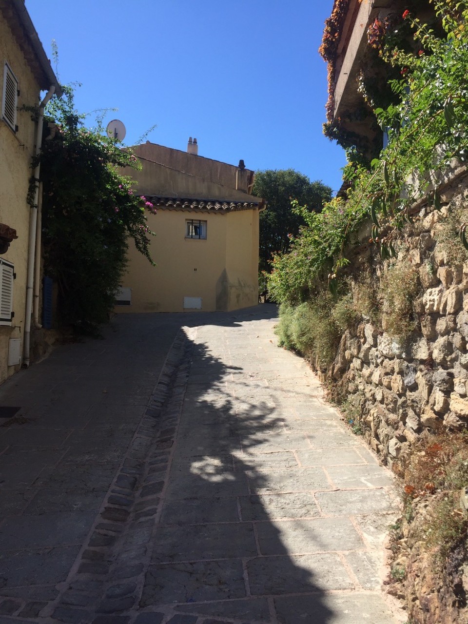  - Frankreich, Grimaud, Das Dorf auf dem Berg - Wir machen einen Ausflug auf die Burg und Altstadt Grimaud auf dem Berg.