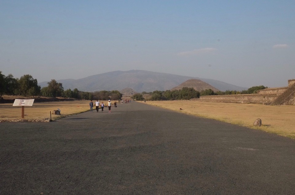 Mexiko - Teotihuacán - Die Straße der Toten - auch dieser Name stammt von den Azteken. Sie glaubten, dass die vielen kleinen Pyramiden rechts und links der Straße Mausoleen gewesen seien.