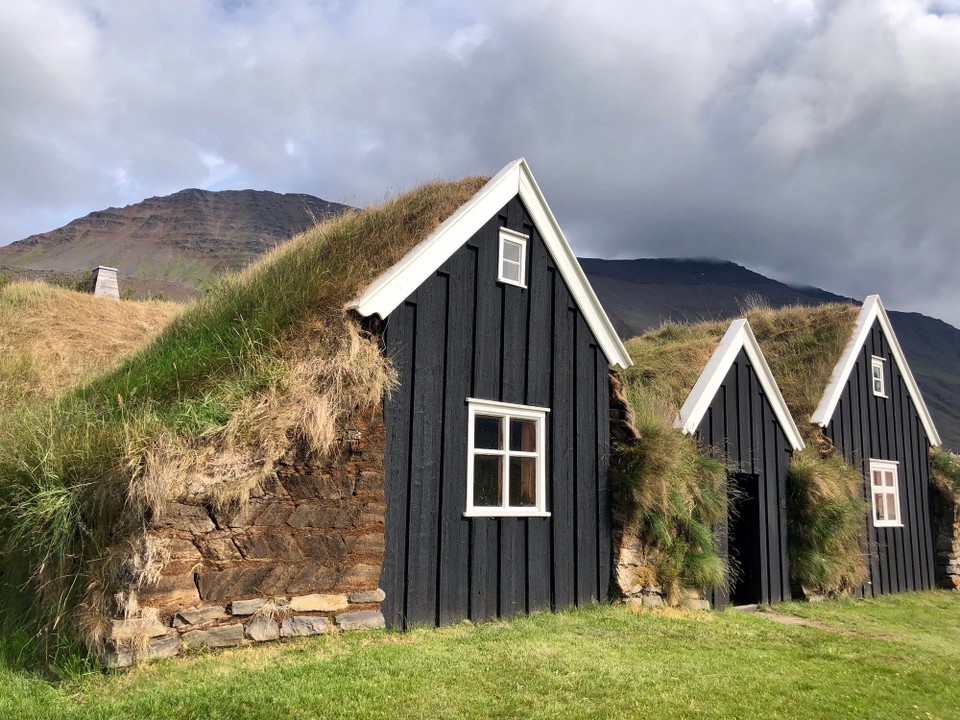 Island - Hólar - Sieht toll aus. Ich habe diese Häuser auch schon in dem „Willi wills wissen“ über Island gesehen und bin nun froh, dass wir doch auch -ohne dafür extra in ein Museum zu müssen- zu Gesicht bekommen 😍