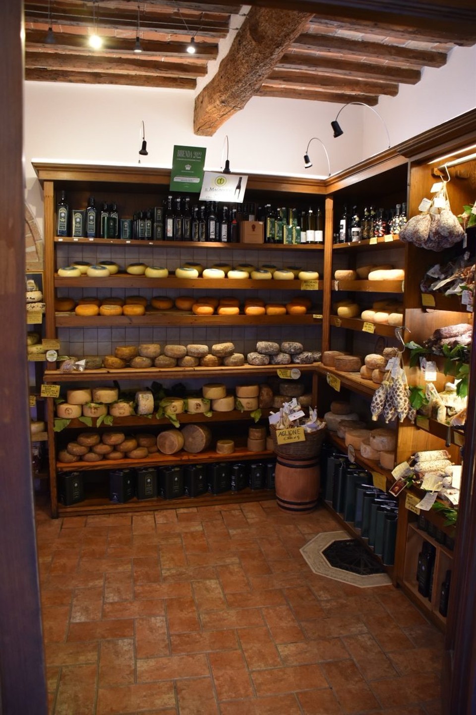 Italien - Montepulciano - Pienza ist die Heimat eines weltweit bekannten und beliebten Schafskäses, des Pecorinos, welcher hier schon seit Jahrhunderten hergestellt wird. Um diese Tradition zu ehren, veranstaltet die Stadt alljährlich am ersten Sonntag im September (schade wir sind etwas zu spät) die Feria del Cacio. 