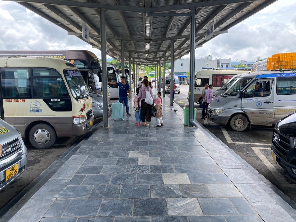 Vietnam - Sa Pa - Am Busbahnhof warten wir auf weitere Mitfahrer