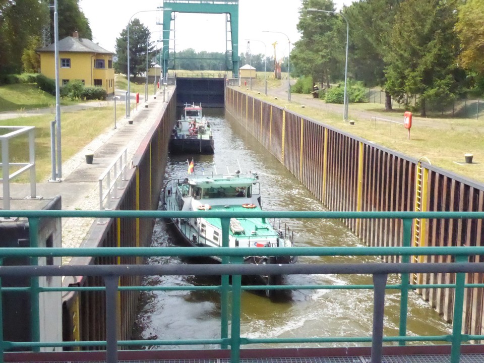 Deutschland - Magdeburg - Am Nachmittag: Noch 'ne Schleuse. Sogar mit Schiffen. 