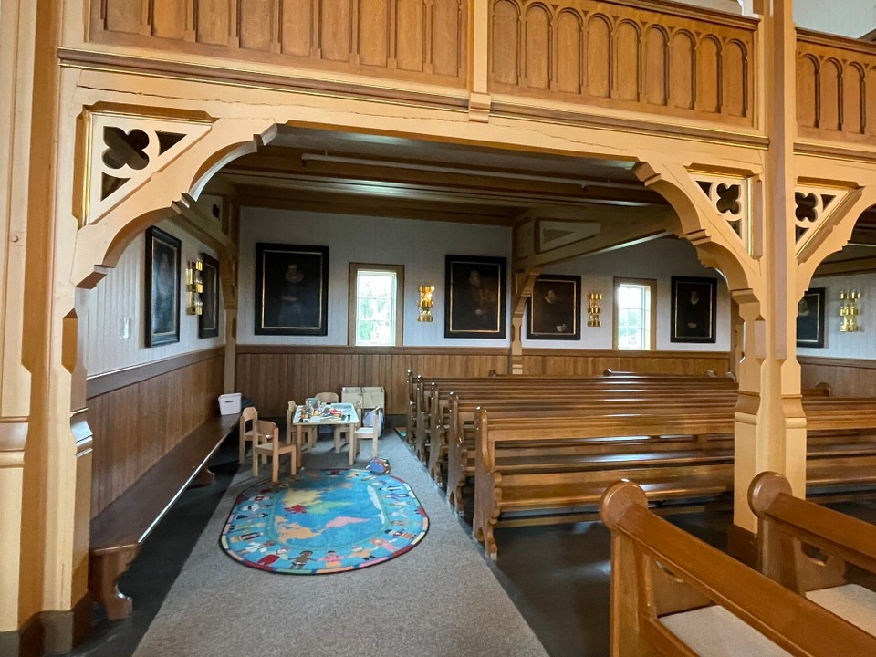 Norwegen - Henningsvær - …mit einer Spielecke in der Kirche 