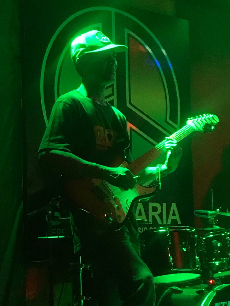 Indonesia - Ubud - Ubud er ikke kjent for nattelivet, og omtrent alt stenger kl 11. Men de har veldig mye bra livemusikk. Her med et  reggae-band. merk at han har røyken i hånda mens han spiller.