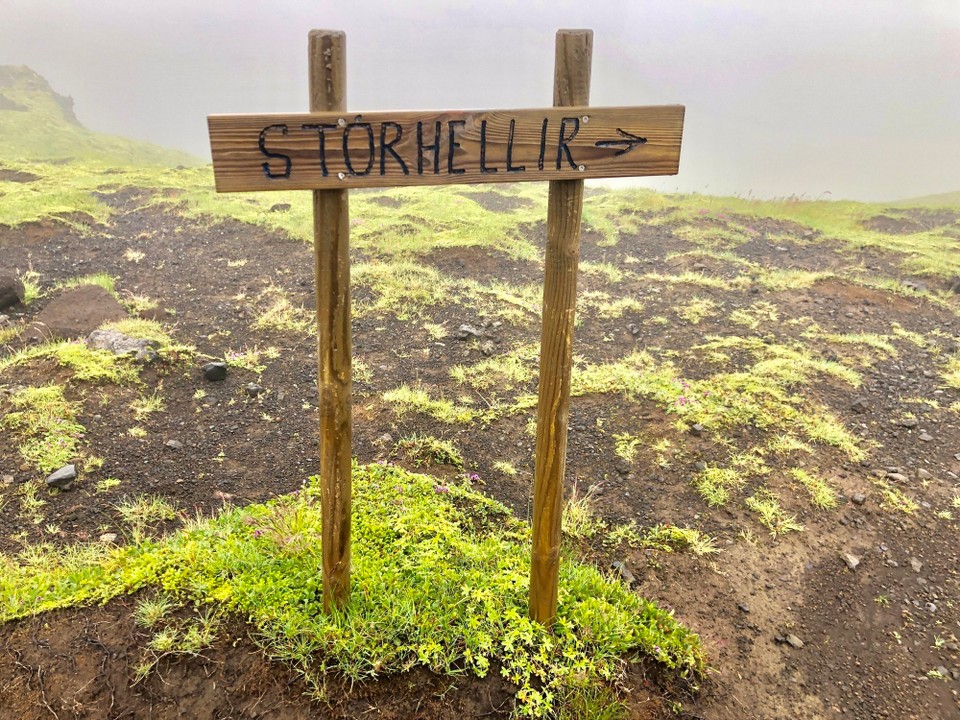 Island - Mýrdalshreppur - Heute statten wir alle zusammen und mit Taschenlampen ausgestattet der Storhellir einen Besuch ab…🥰