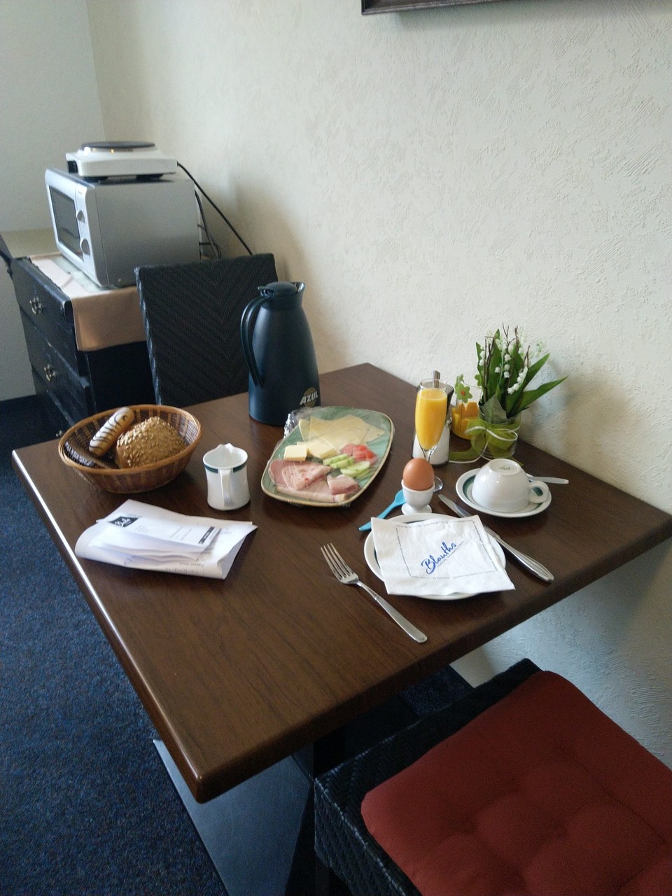 Deutschland - Cuxhaven - Noch ein Ruhetag an der Nordsee. Ich wohne in einem netten kleinen Gästehaus, das allerdings von unsichtbaren Menschen betrieben wird. Ich begegne außer anderen Gästen niemandem. Die gesamte Kommunikation läuft über E-Mails oder Briefchen. Aber das Frühstück stand bereit.
