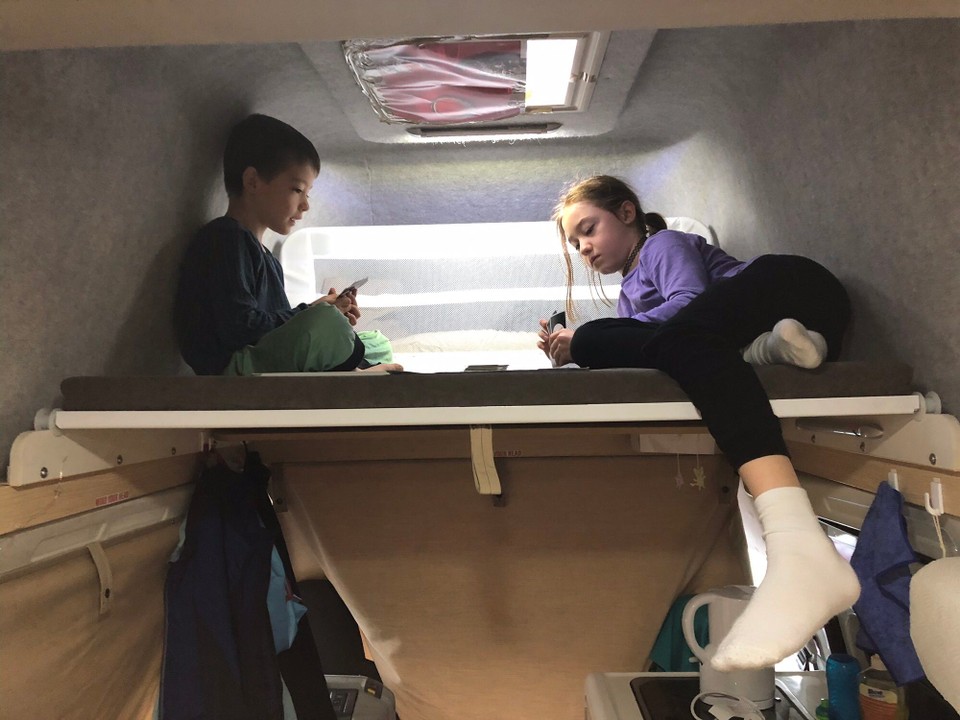 Neuseeland - Haast - Am Morgen spielen die Kinder Frantik im Wohnmobil.
