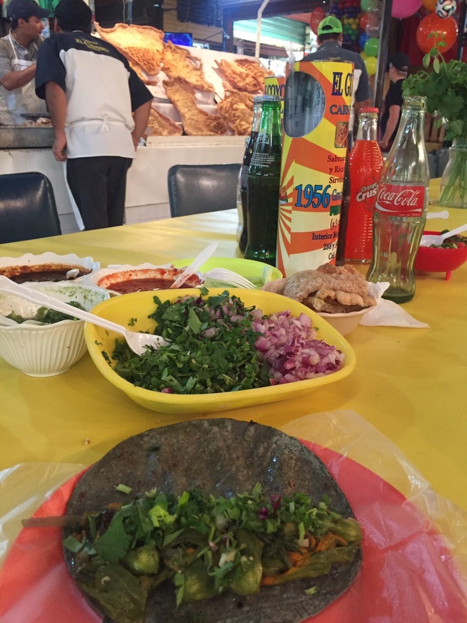 Mexiko - Mexiko-Stadt - Wir werden auch beim Essen immer mutiger! Inspiriert von Fridas Farben finden wir mitten im Fleischparadies der Markthalle diesen kleinen Veggie-Traum: Tortilla aus blauem Mais mit Kürbisblüten, dazu jede Menge frische Kräuter & Salsas - mjam!