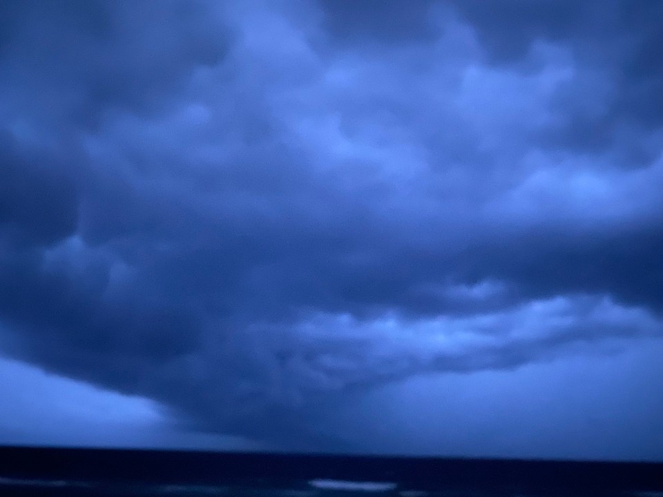 Malediven -  - Da kommt man schon ins Grübeln wenn solche Wolkenwalzen auf einen zukommen. Wir sind schließlich auf einer kleinen Insel.
Gute Nacht bis Morgen. 