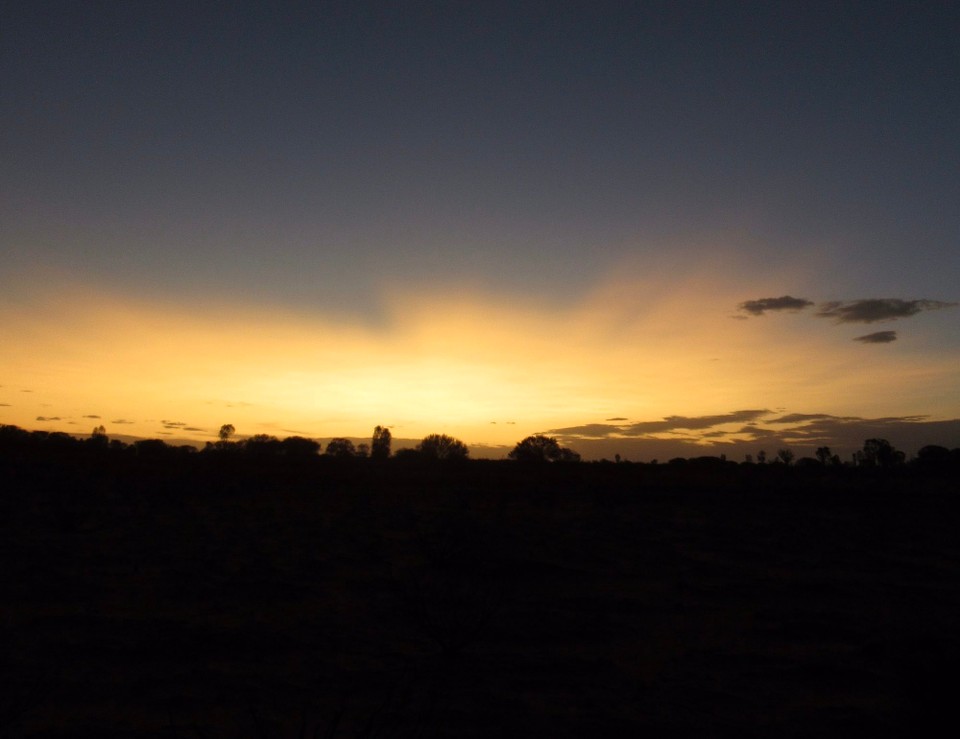Australien - Mutitjulu - Sonnenuntergang über dem Outback 