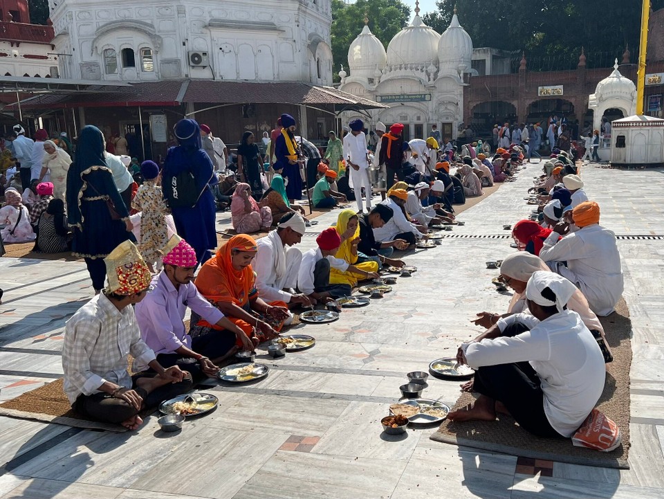 Indien - Amritsar - Eine der Tempelverpflegungsstellen, auch ich durfte hier essen.