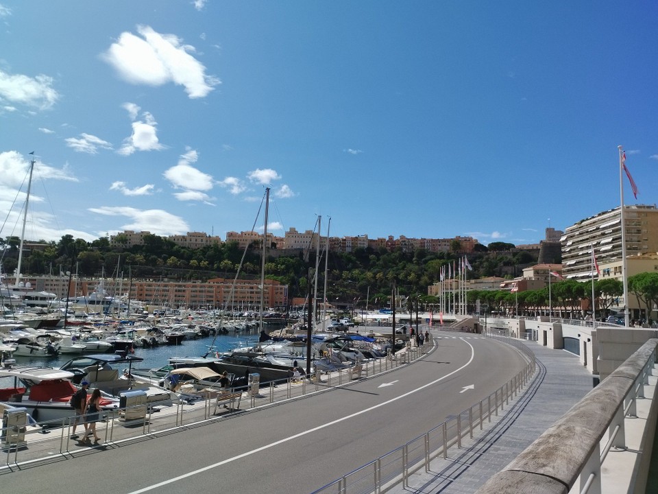 Monaco - Monaco-Ville - ... Hafen mit Teil der Formel 1 Rennstrecke....
