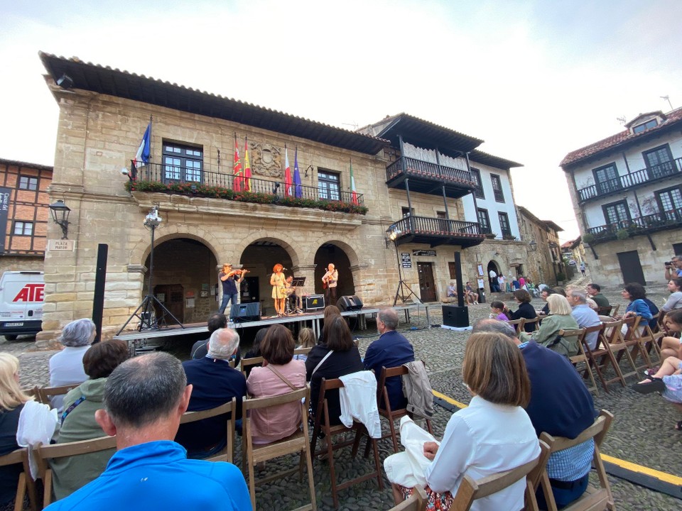 Spanien - Santillana del Mar - Livemusik auf dem Markt