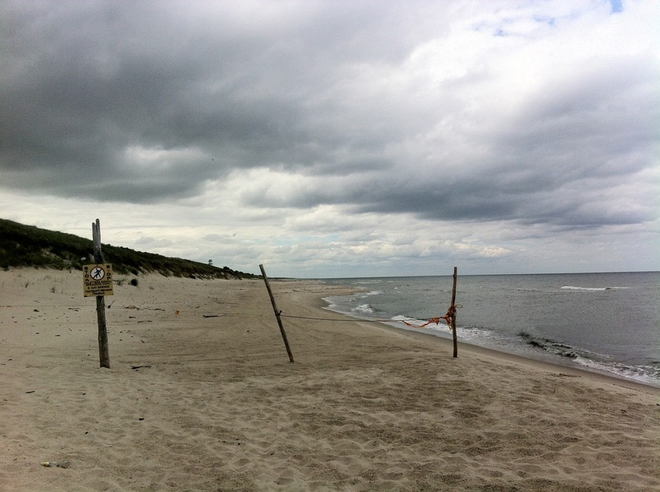 Lithuania - Ventė - Grenzübergang nach Russland an der Ostsee: 3 Stöcker im Sand...