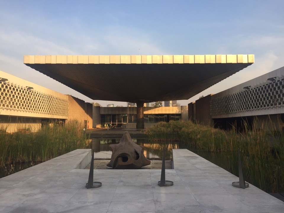 Mexiko - Mexiko-Stadt - Innenhof des Antrophologie-Museums: ziemlich beeindruckend und geometrisch zum umgebenden Gebäude schwebt das Dach auf einer Säule...