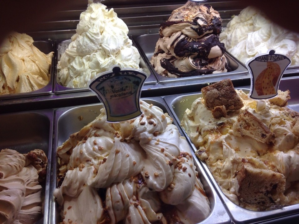 Frankreich - Saint-Raphaël - Eisdielen mit überdimensionalem Angebot, hmmmm!