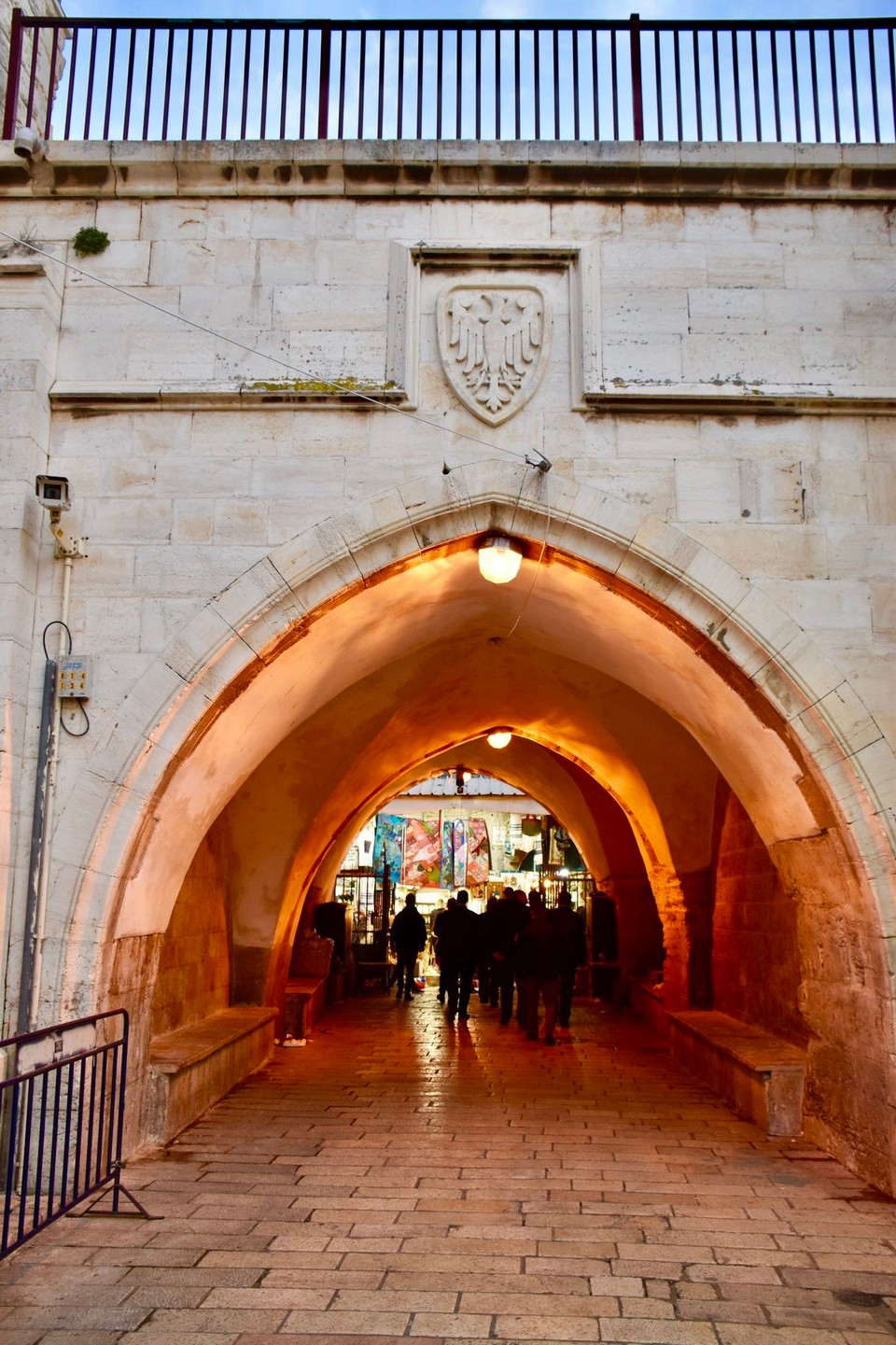 Israel - Jerusalem - Damit ihr uns auch glaubt, seht euch das Wappen an, wir befinden uns auf deutschem Boden. Es ist heute Eigentum der Bundesrepublik.
Vielleicht versteht ihr nach diesen Ereignissen den makabere Aufdruck des T-Shirts.
Damit sagen wir nach einen ereignisreichen Tag, Gute Nacht