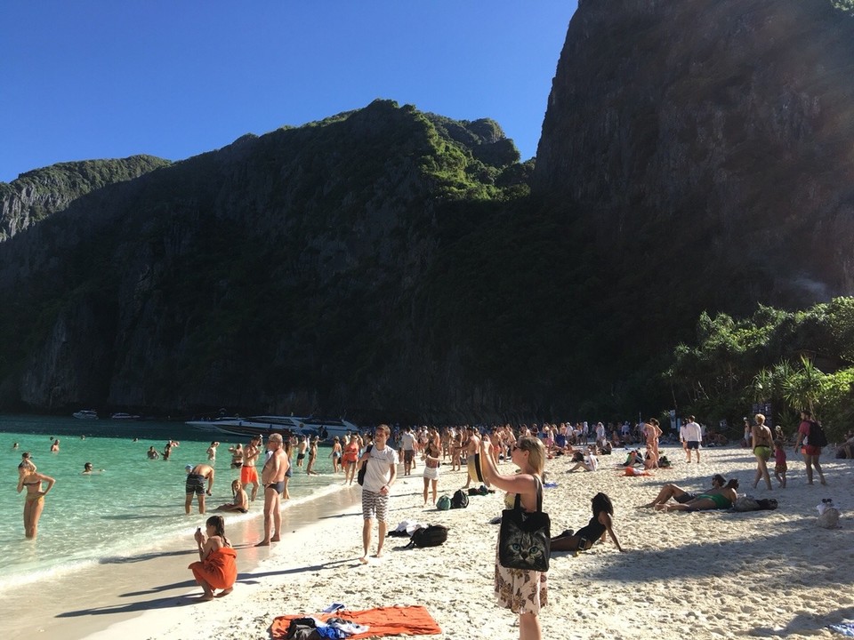 Thailand - Amphoe Mueang Krabi - Der Strand wird immer voller und voller 🙈