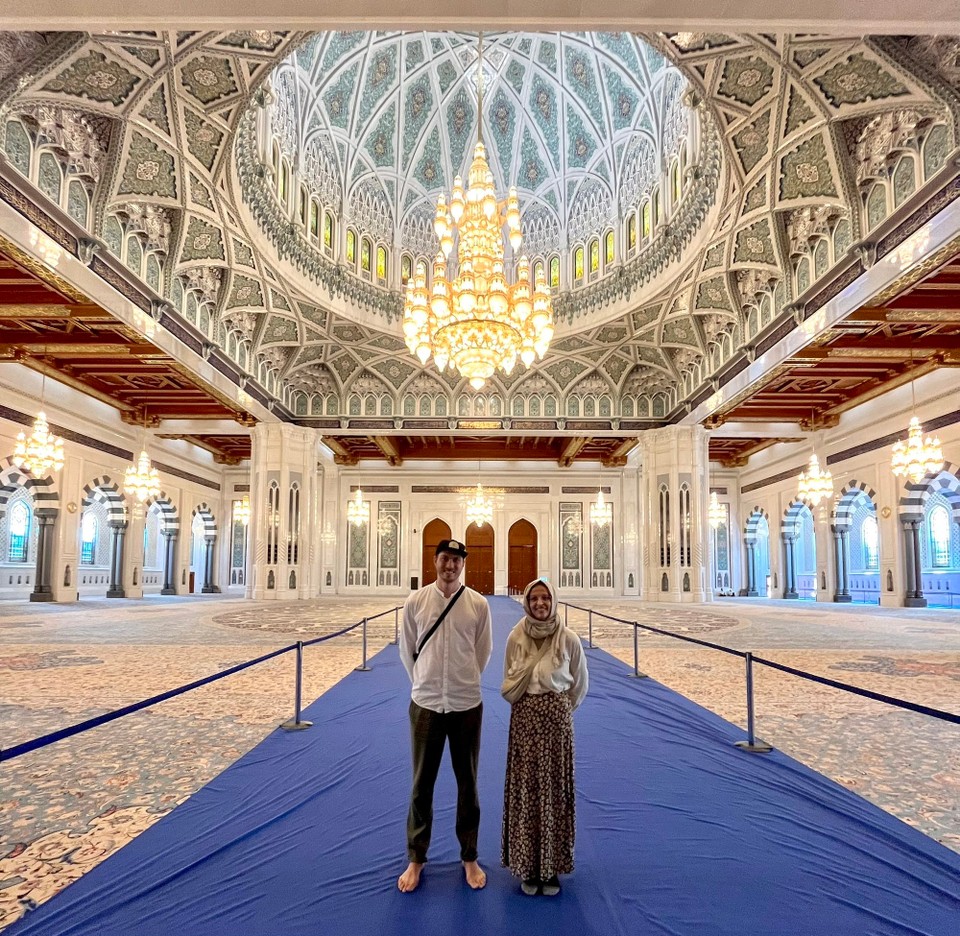 Oman - Maskat - Wir stehen auf den gemeinsamen Fotos etwas hilflos da, weil man sich in der Öffentlichkeit aus Höflichkeit nicht anfasst! 🤣